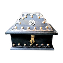 Carregar imagem no visualizador da galeria, Caixa de Época Artesanal em Madeira - Salem