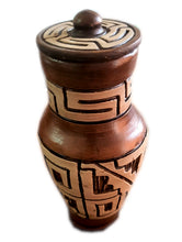 Carregar imagem no visualizador da galeria, Quartinha Sem Asa Barro Marajoara 22cm
