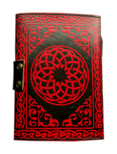 Carregar imagem no visualizador da galeria, Livro das Sombras em Couro, Vermelho e Preto com Pentagrama e Ferragens de Latão
