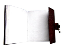 Carregar imagem no visualizador da galeria, Livro das Sombras em Couro, com Pentagrama com Lua Tripla e Ferragens de Latão
